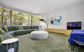 Stylish Bourke Street Urban Retreat In Melbourne Cbd